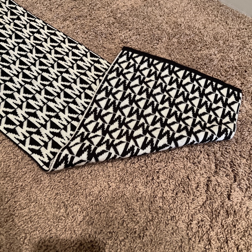 Reversible Michael Korean black and white scarf
